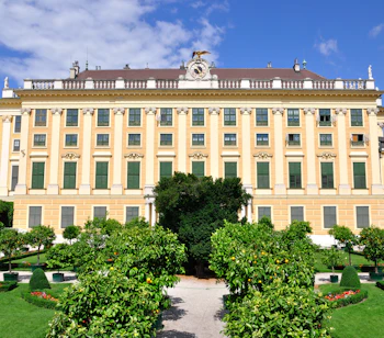 Kejserpalads Schönbrunn med smukke parkanlæg i Wien