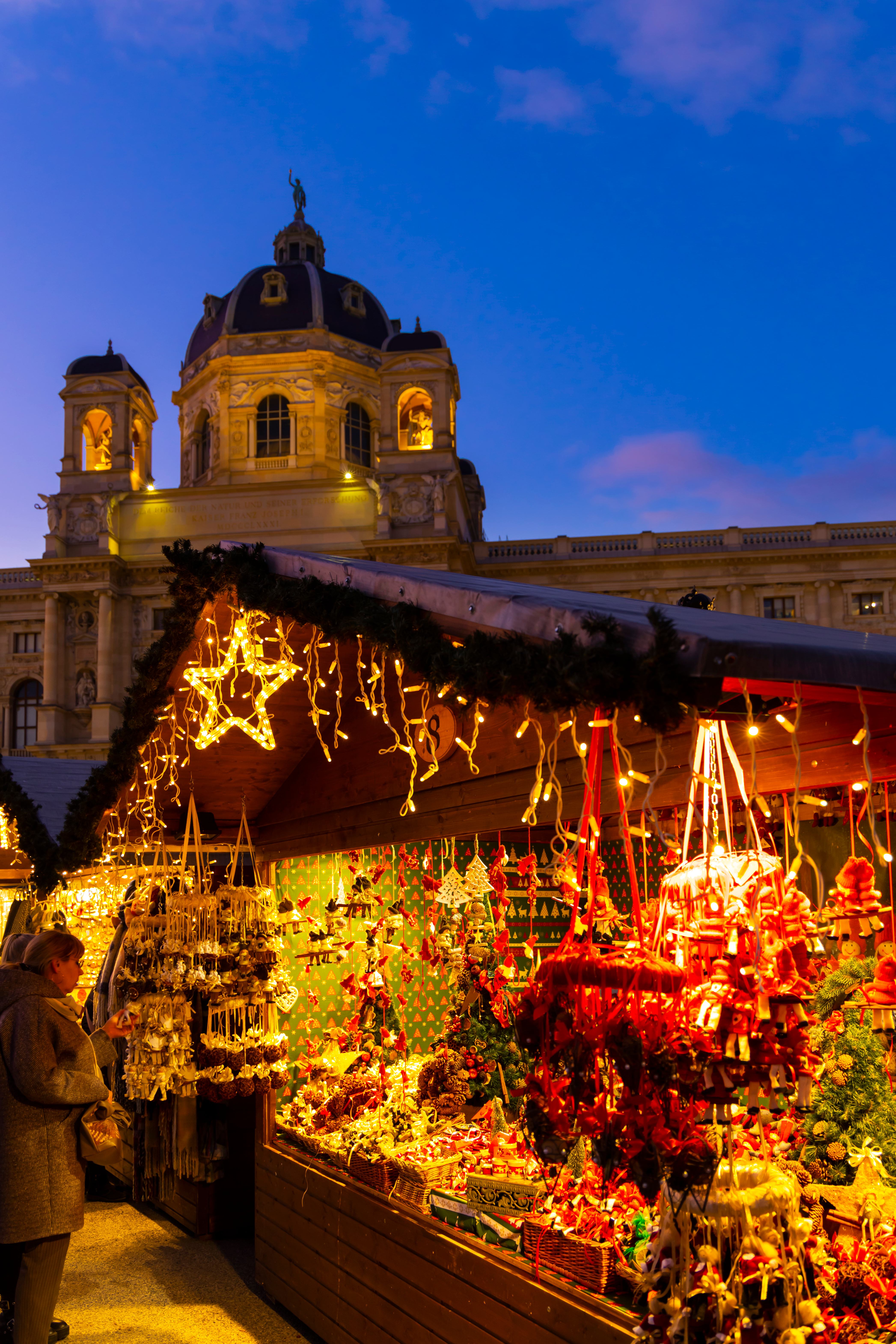 Traditionelt julemarked på Maria Theresa Plads i Wien med barokke paladser