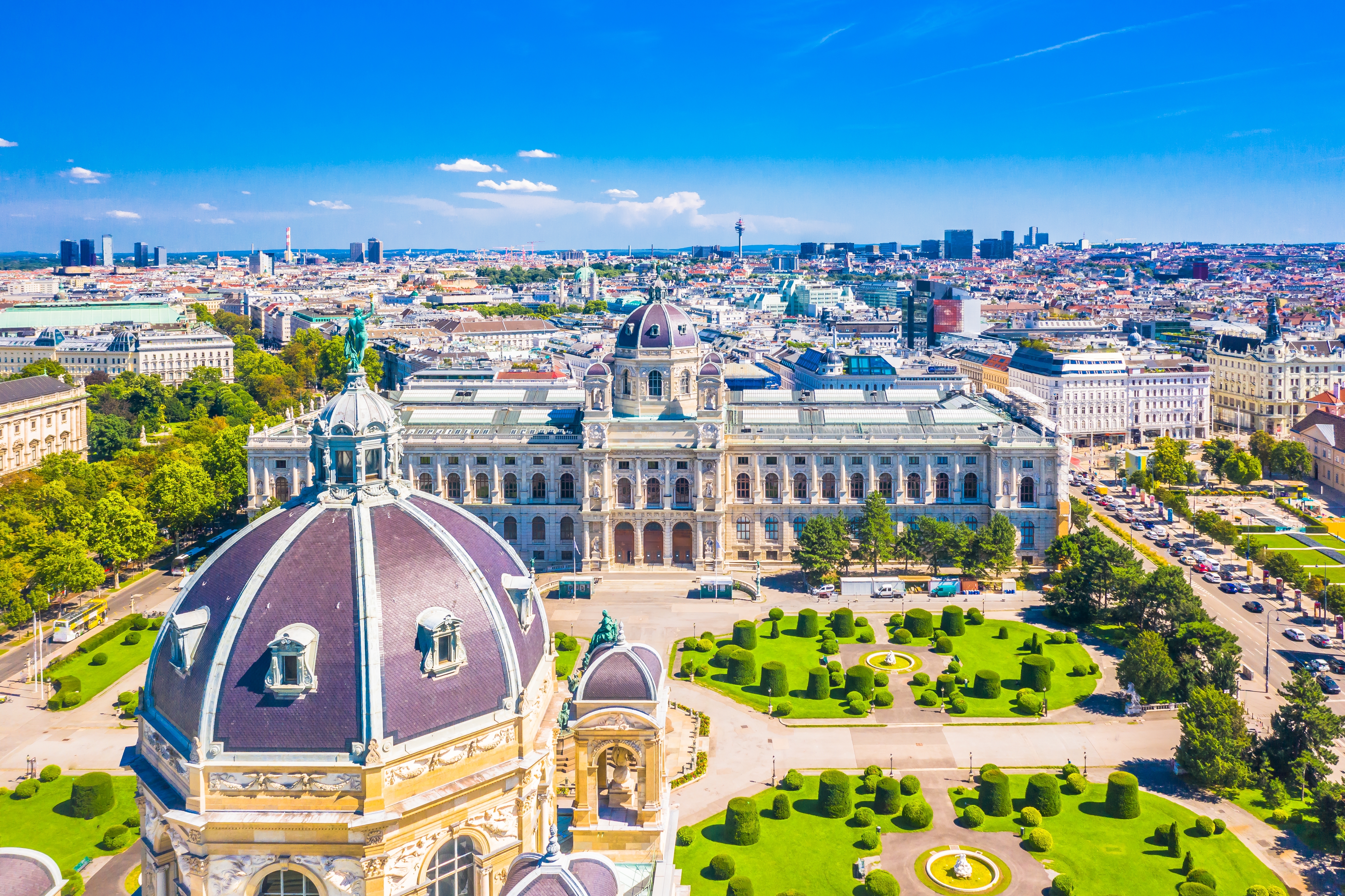 Fugleflugtsperspektiv over det historiske Maria Theresien Platz i Wien, Østrig, med det imponerende Naturhistorisches Museum og klassiske europæiske byarkitektur