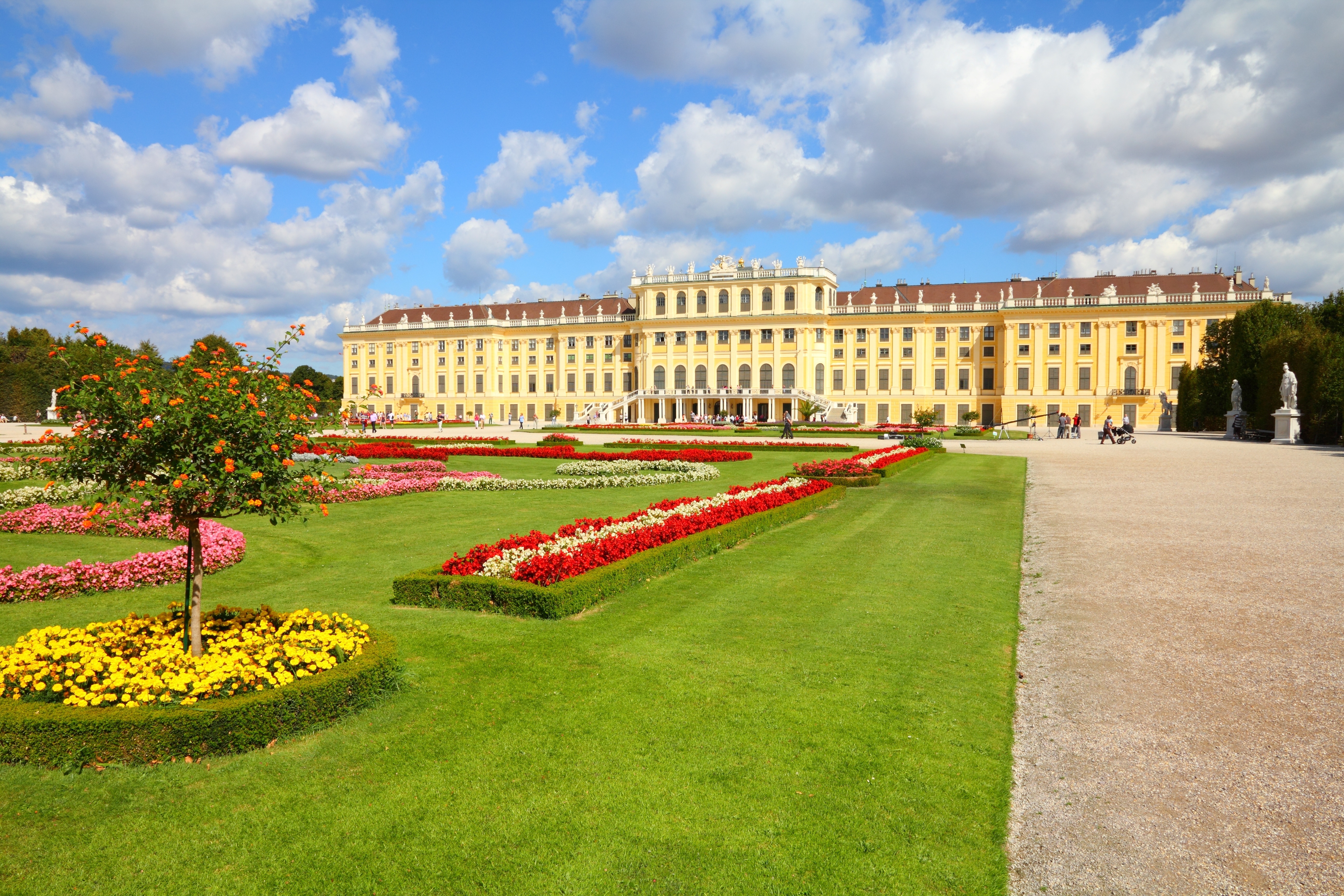 Schönbrunn Slot i Wien med frodige haver og blomsterbede, et UNESCO verdensarvssted i hjertet af Østrig