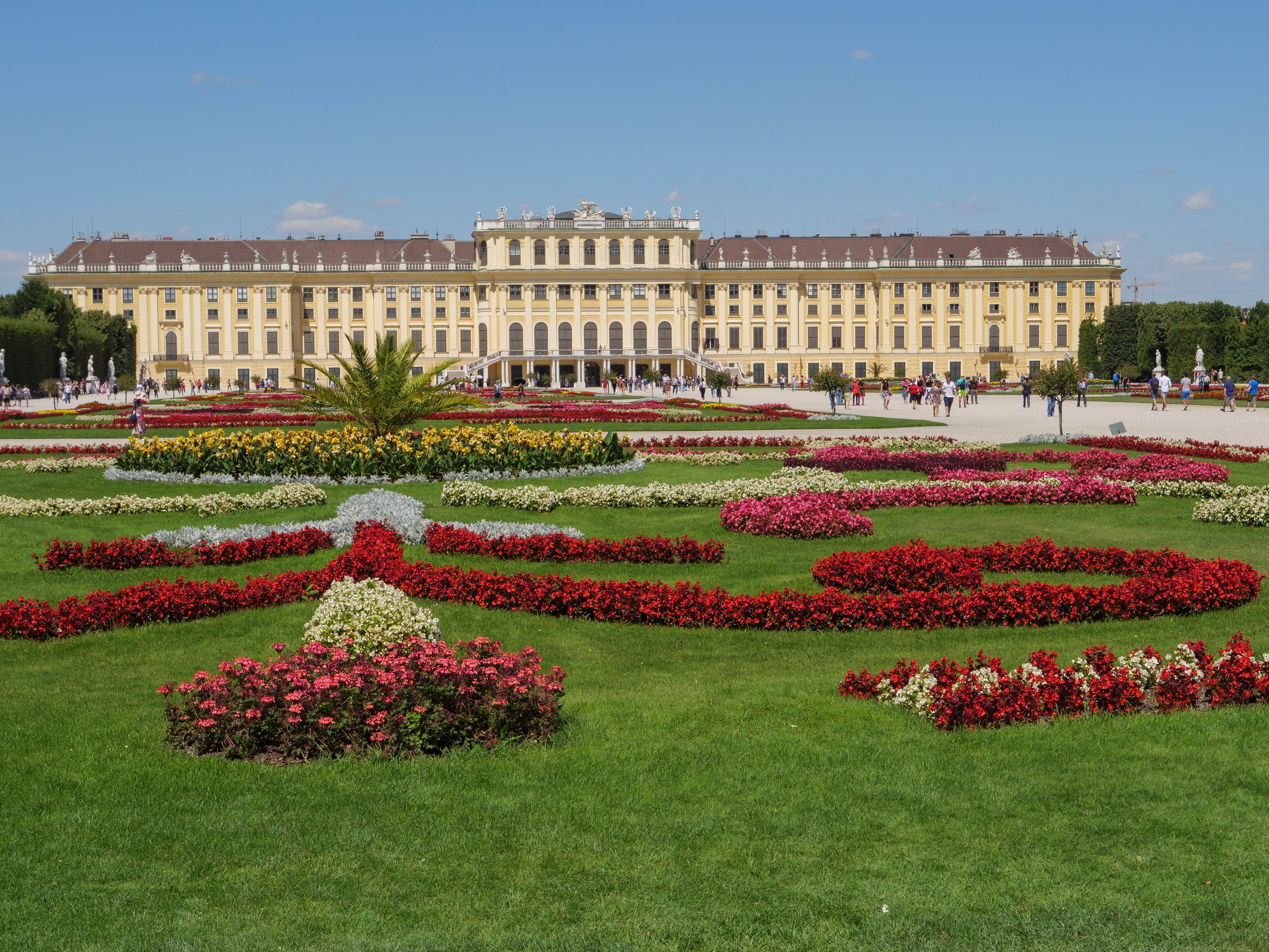 Schönbrunn Slot med farverige haver i det historiske Wien