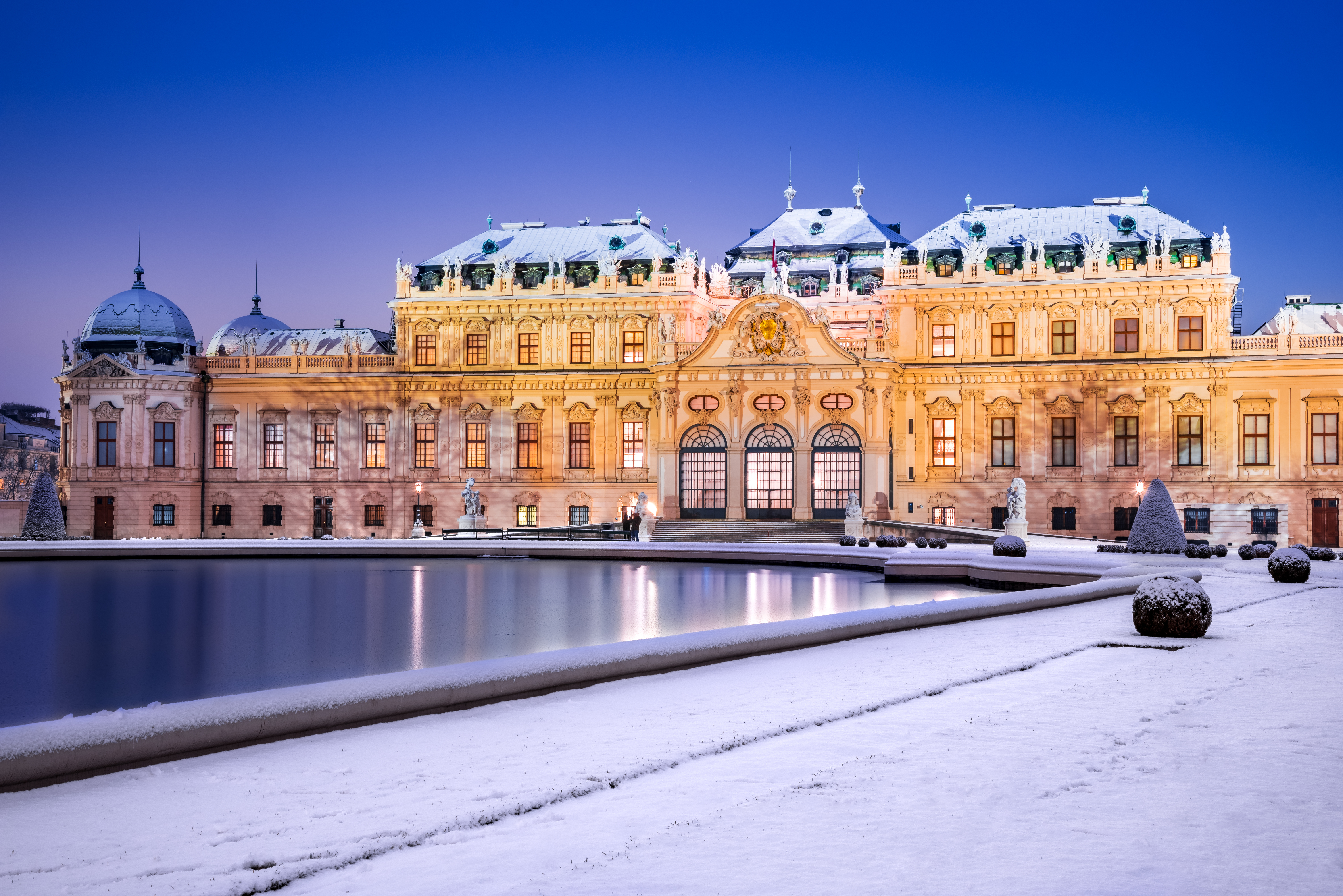 Det smukke Belvedere Slot i Wien med snedækkede haver og barok palæ arkitektur om vinteren