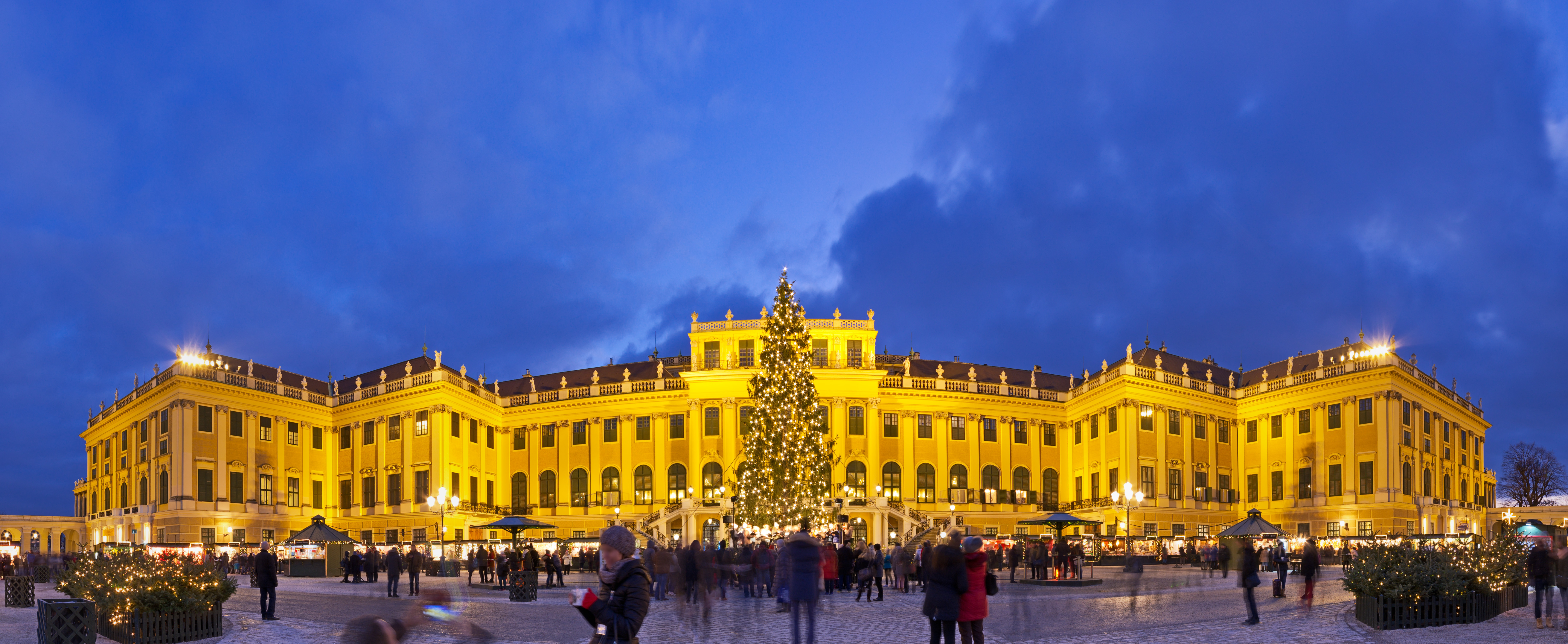 Wien Schönbrunn Slot med julemarked og festlig belysning på vinterkold aften