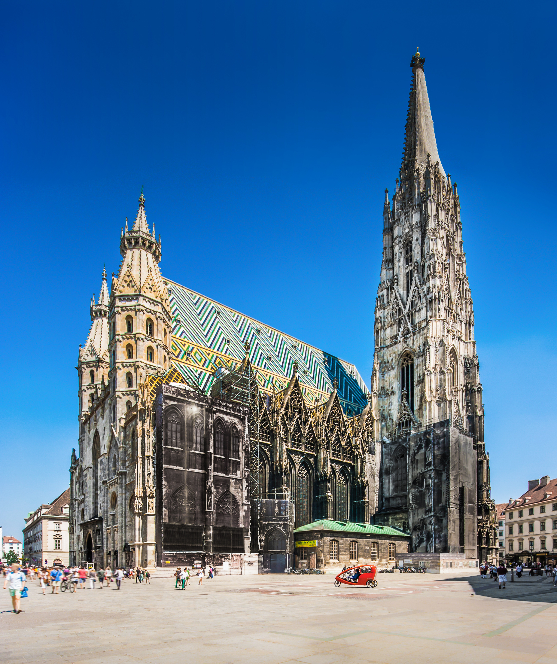Panoramaudsigt over den historiske Stephansdom katedral med sit gotiske spir og farverige tag i hjertet af Wien, Østrig