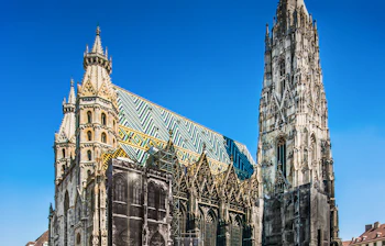 Panoramaudsigt over den historiske Stephansdom katedral med sit gotiske spir og farverige tag i hjertet af Wien, Østrig