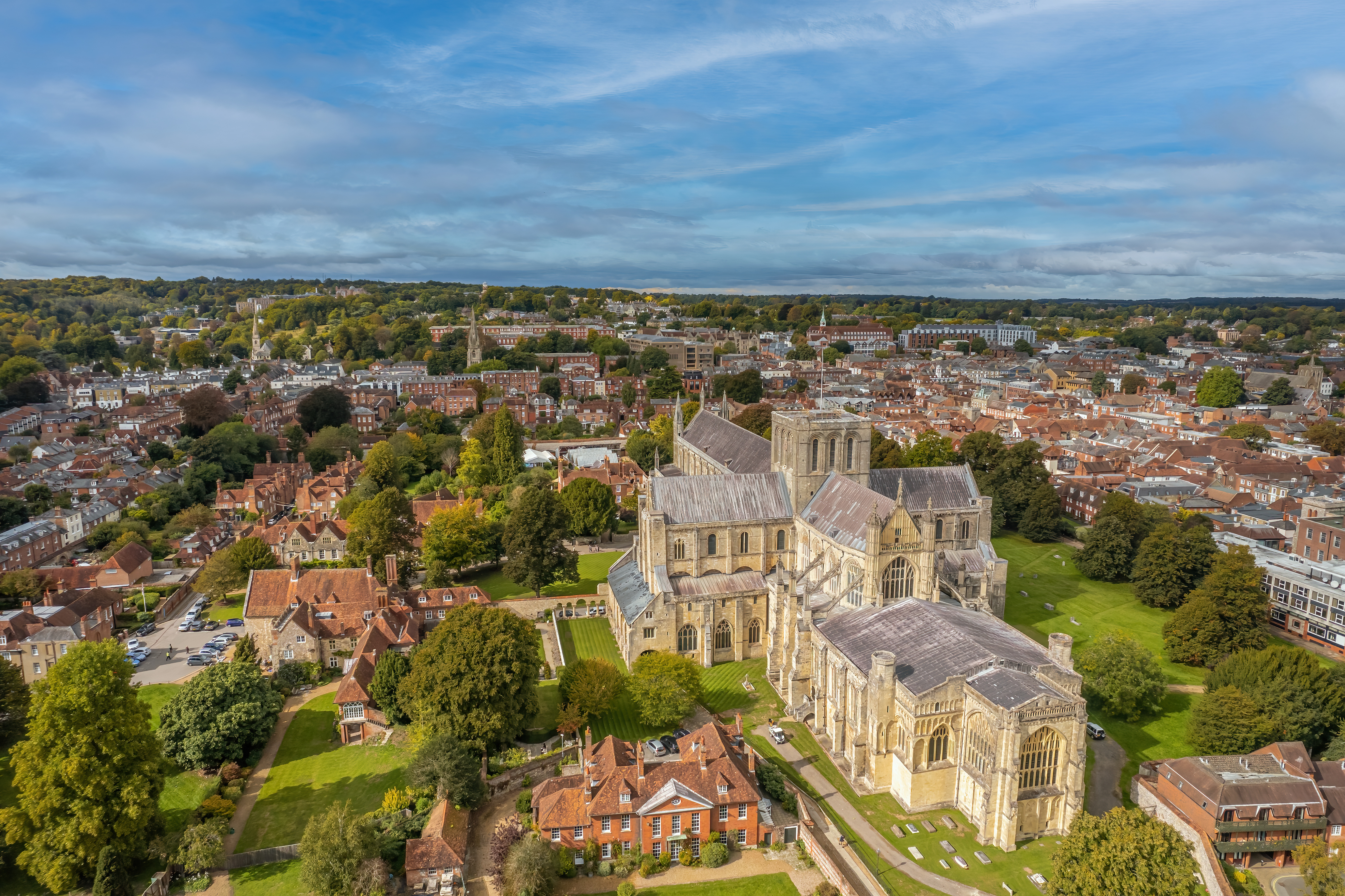 Imponerende luftfoto af Winchester Cathedral i England med udsigt over den historiske bymidte og det engelske landskab