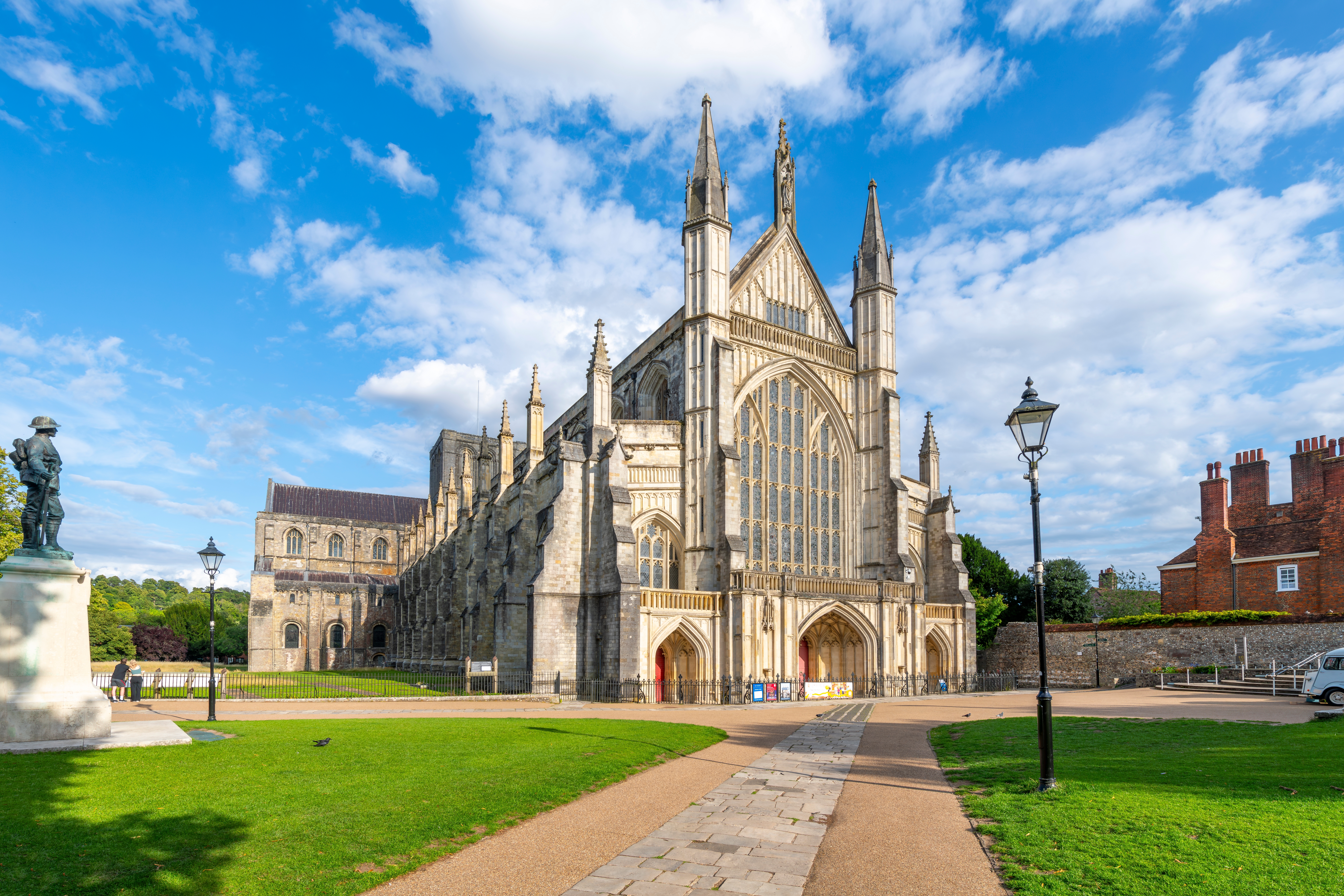 Winchester Cathedral - en af Englands mest betydningsfulde historiske kirker med karakteristisk gotisk arkitektur i Hampshire
