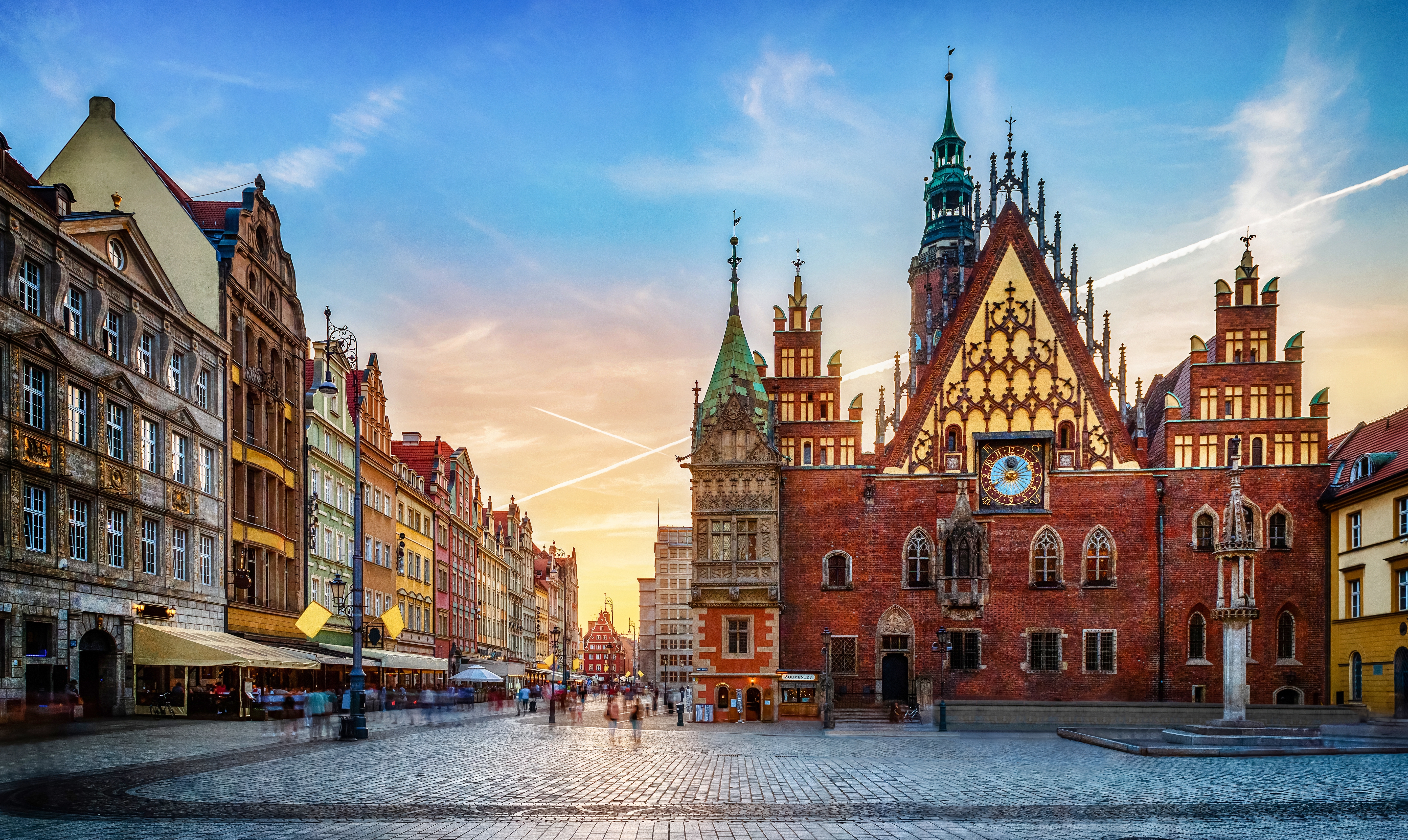 Betagende solnedgang over den gamle bydels torv i Wroclaw med farvespillende historiske bygningsfacader, Schlesien, Polen
