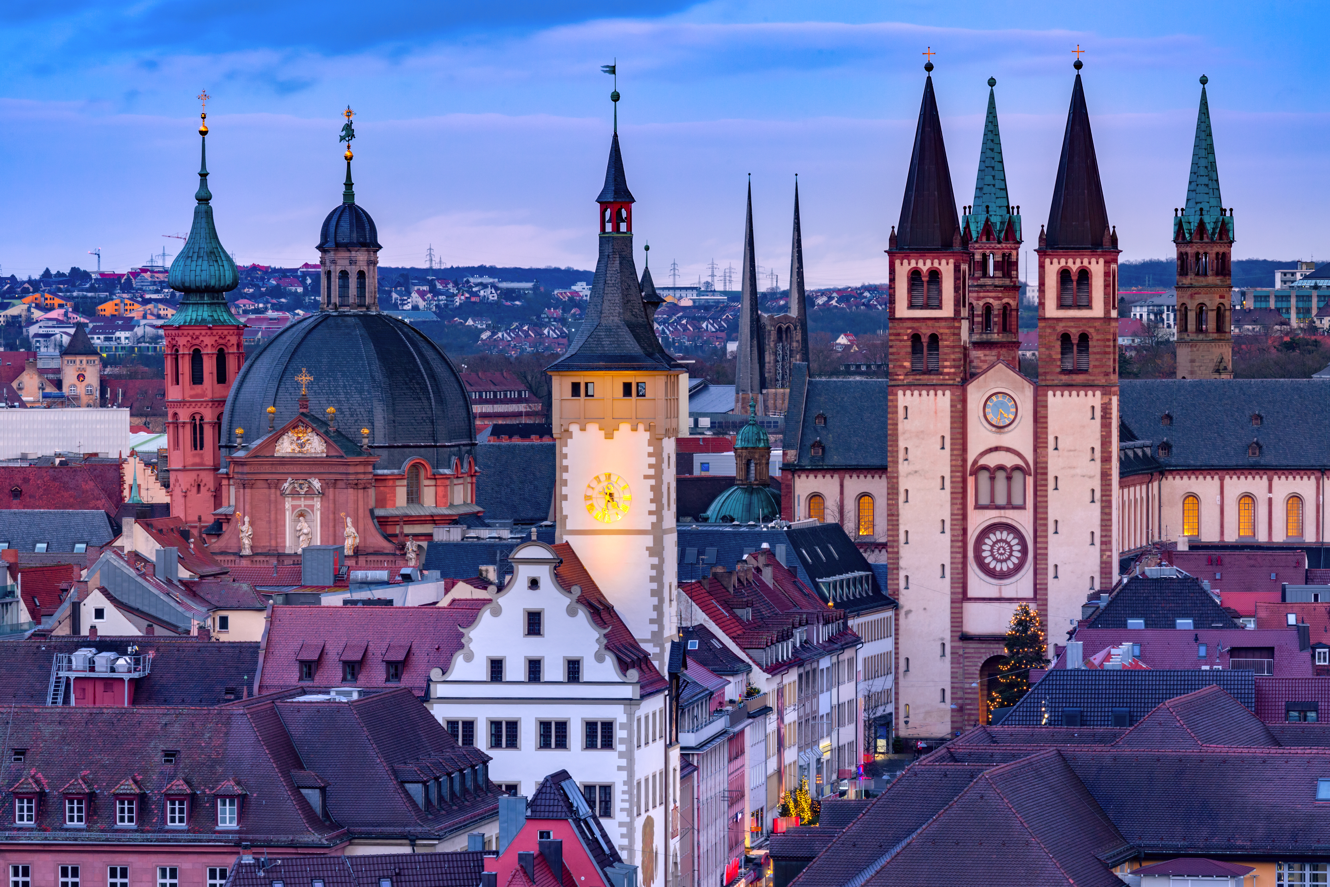 Storslået udsigt over Würzburgs byskyline med gotiske kirketårne og historiske bygninger i det gyldne lys