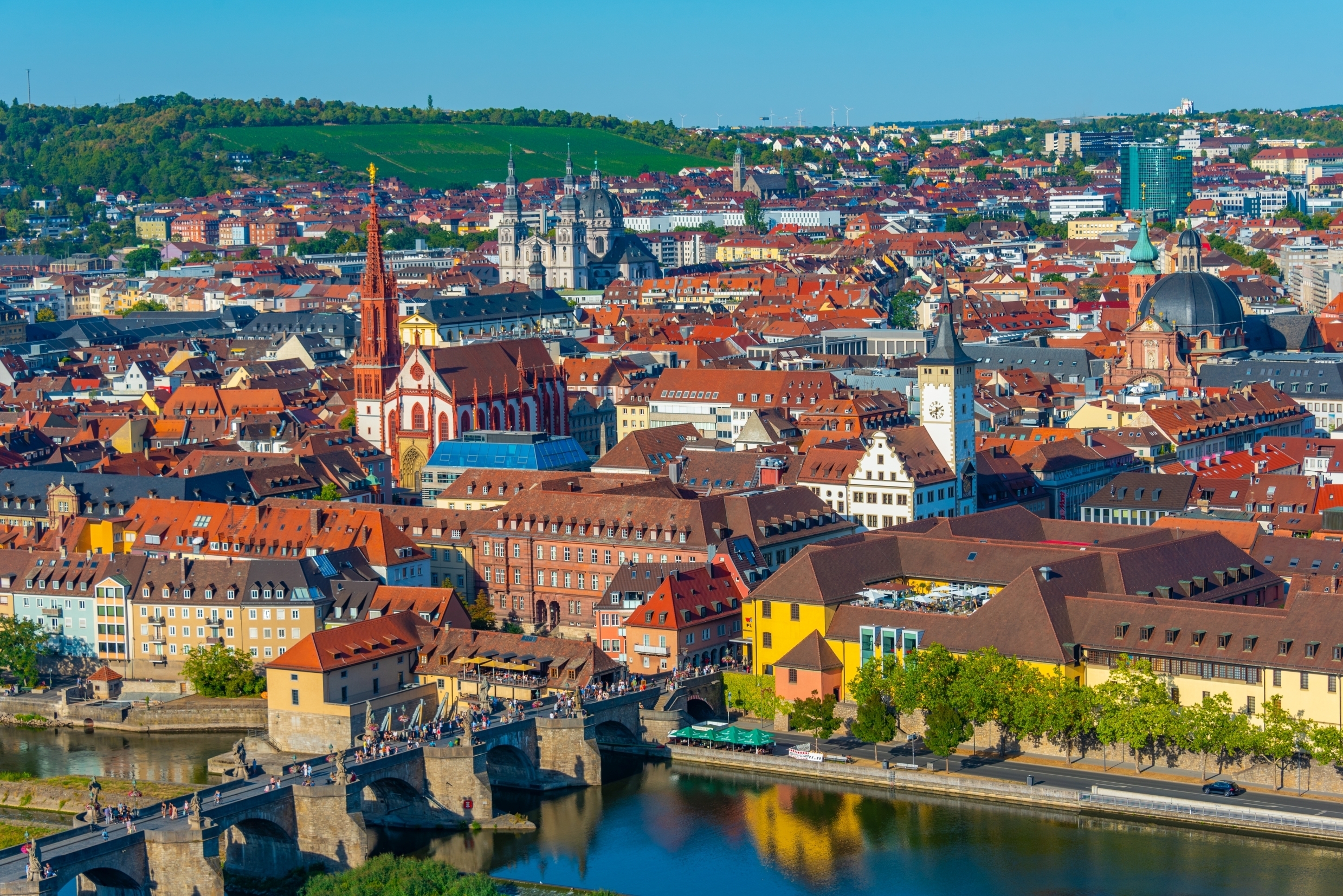 Udsigt over den charmerende gamle bydel i Würzburg med Marienkapelle, middelalderlige bygninger og Main-broen i Bayern