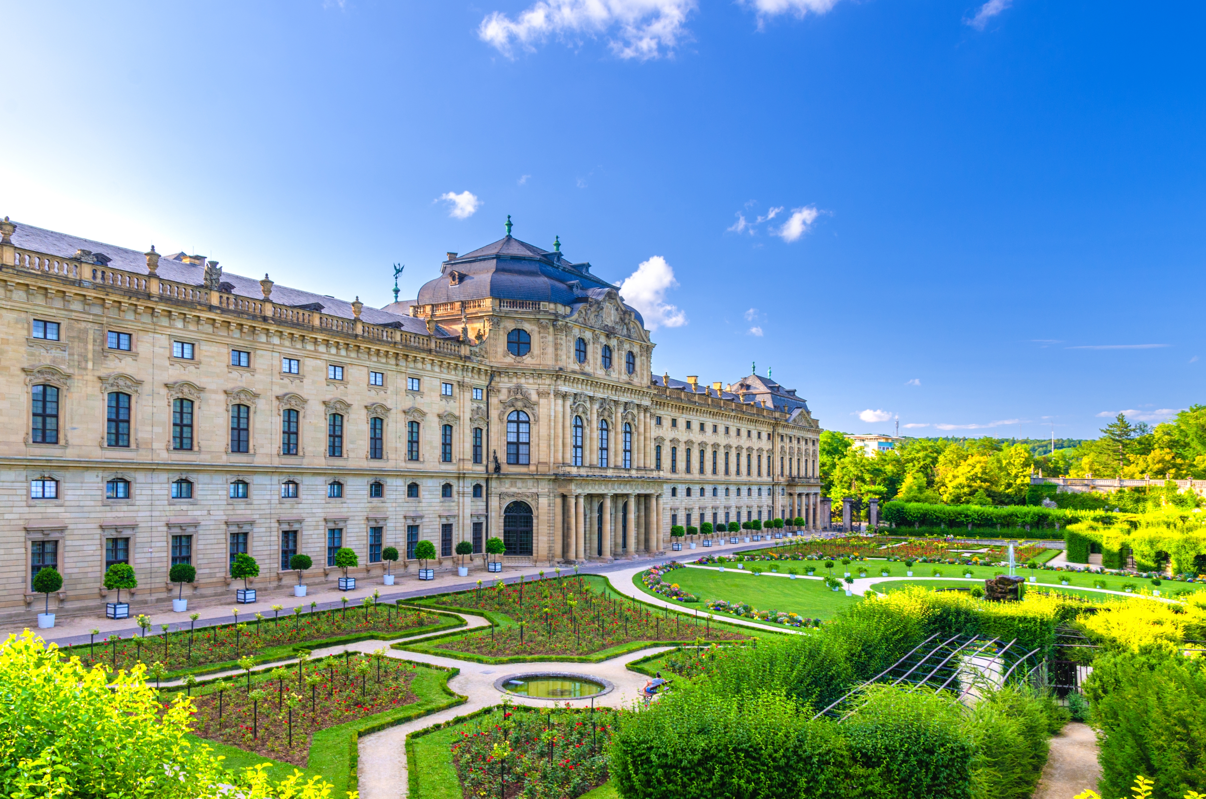 Det smukke Würzburg Residenz slot med storslåede barokhaver og blomsterbed i Franken, Bayern, Tyskland