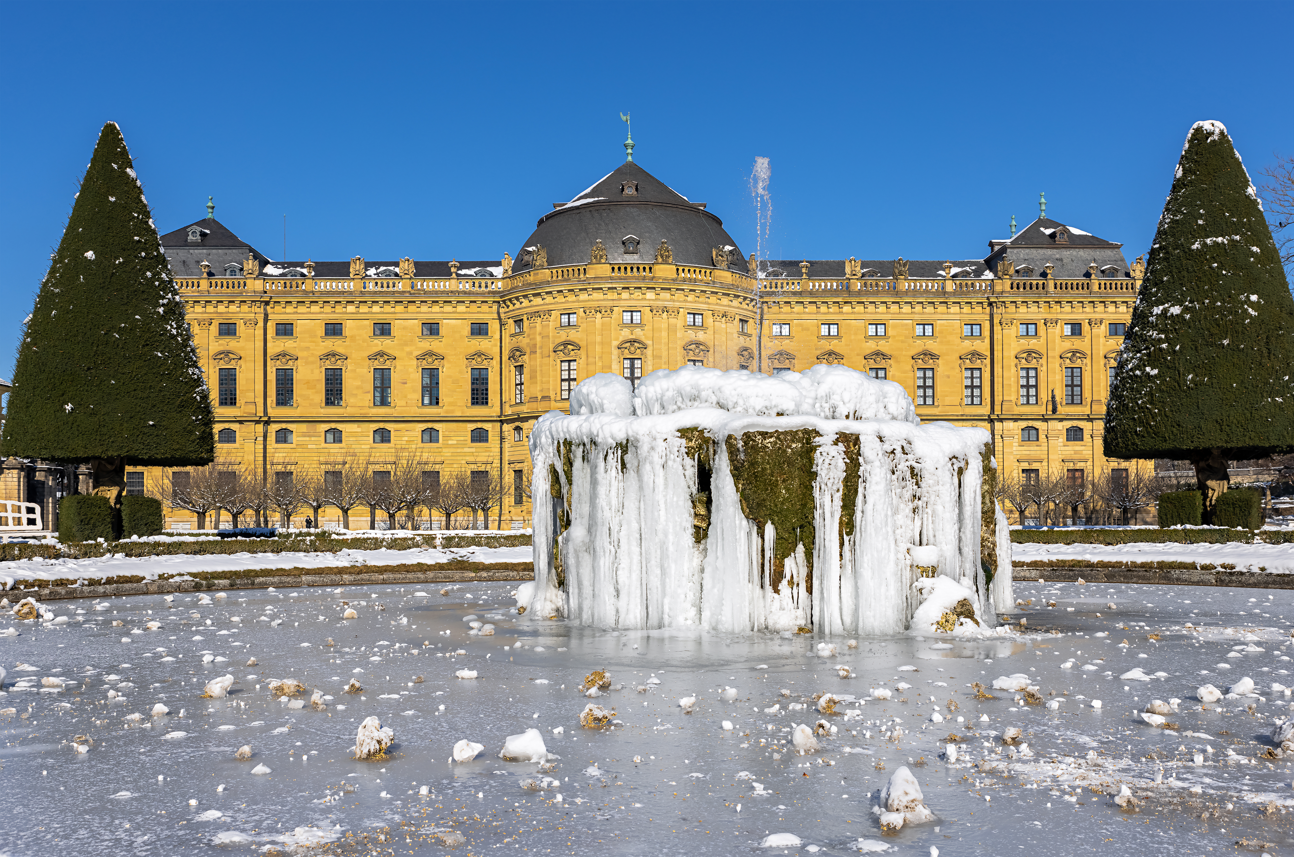 Kongelige Wurzburg Residenz med frossen have og springvand om vinteren