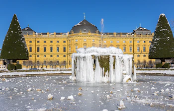 Kongelige Wurzburg Residenz med frossen have og springvand om vinteren