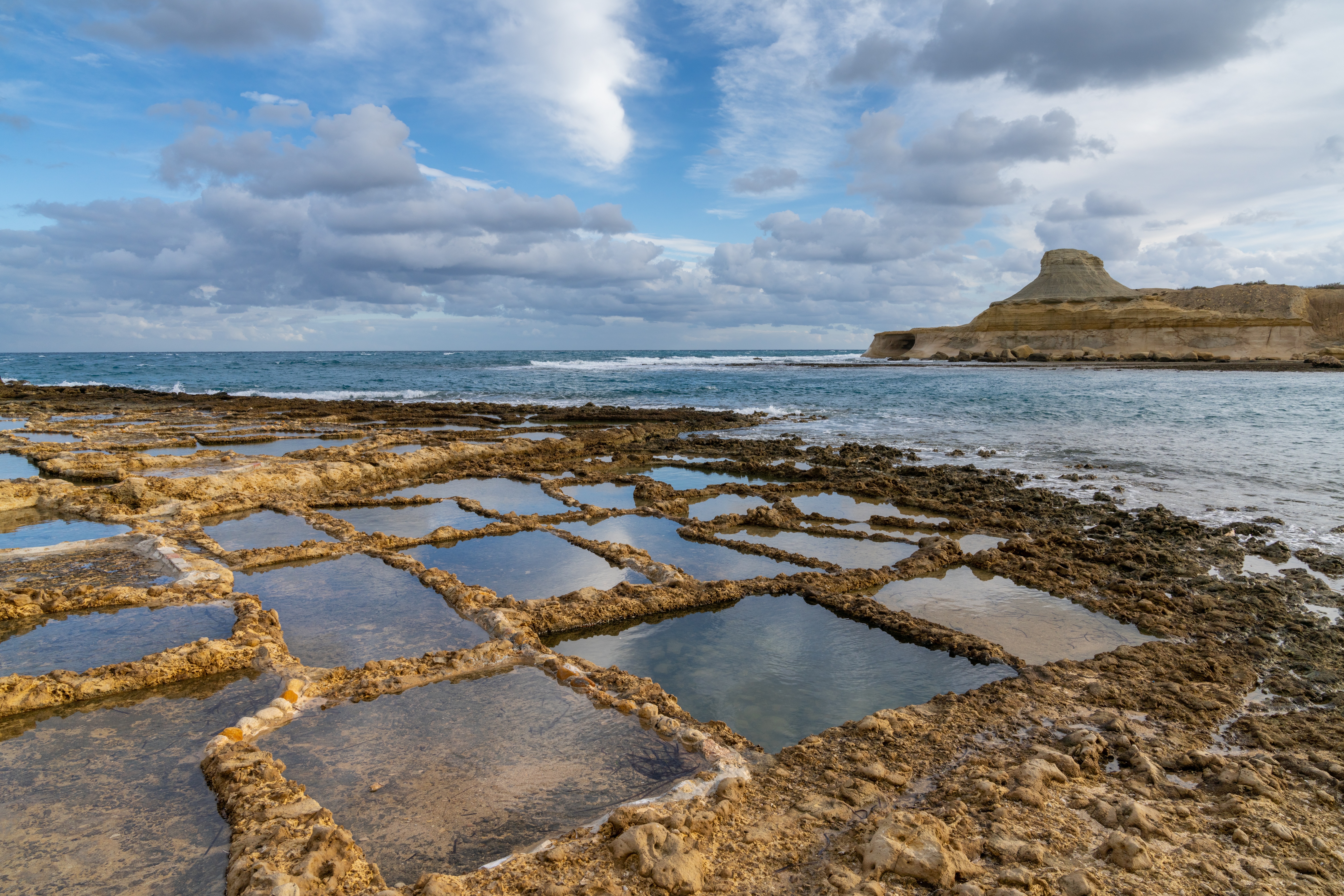 Autentiske saltpander ved Xwejni Bay på Gozo Malta med turkisblåt middelhav og historisk saltindvinding