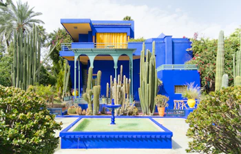 Den koboltblå fontæne i Majorelle Haven, tidligere ejet af Yves Saint Laurent, en kulturel perle i hjertet af Marrakech