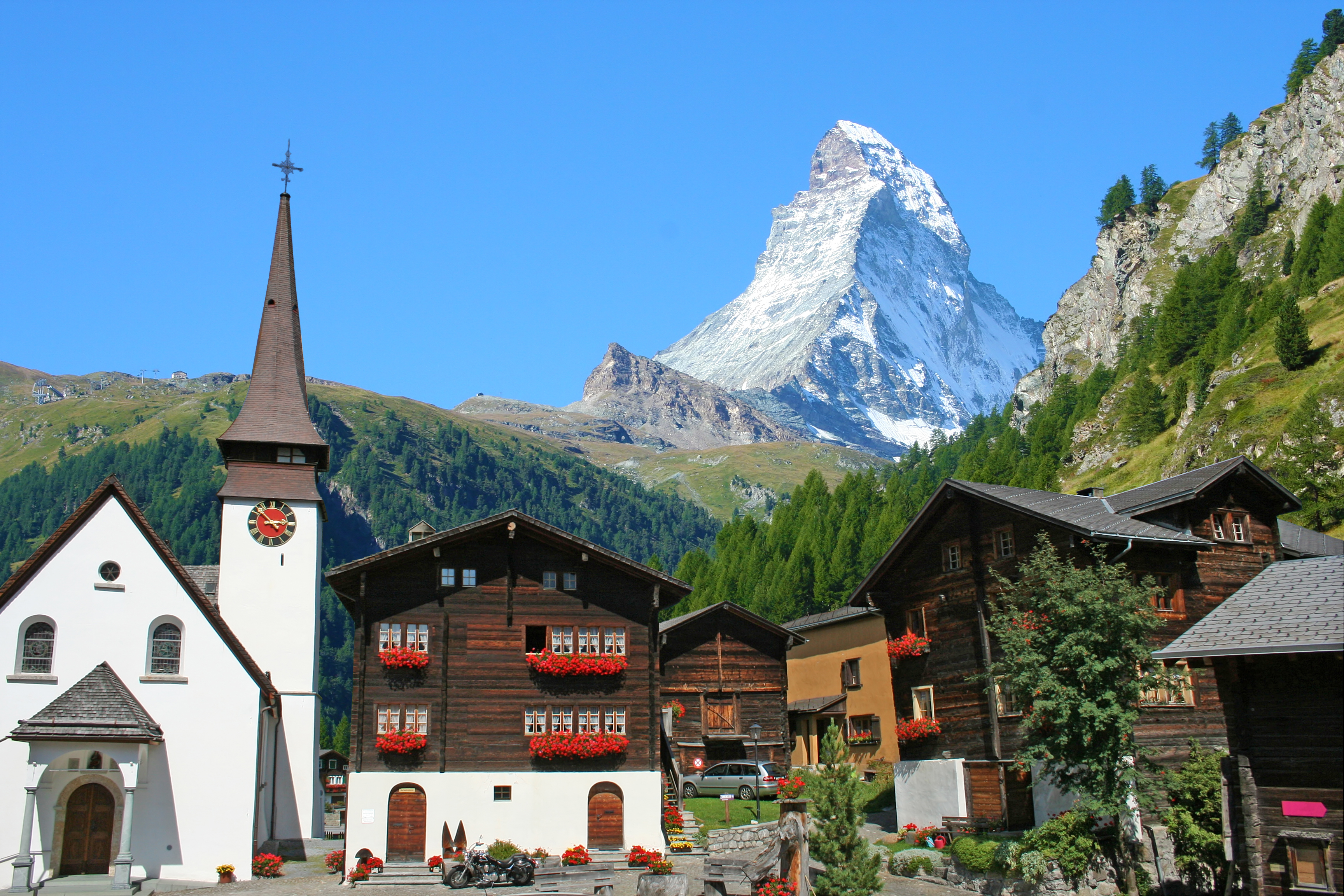 Spektakulær udsigt over den traditionelle schweiziske by Zermatt med Matterhorn som dramatisk baggrund