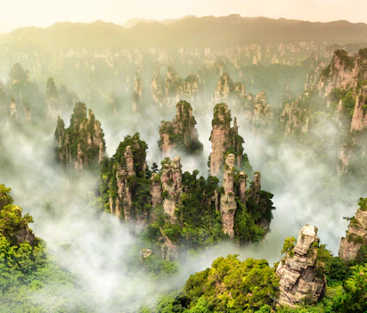 Tågede klippetårne og frodig grøn natur i Zhangjiajie Nationalpark, Hunan, Kina