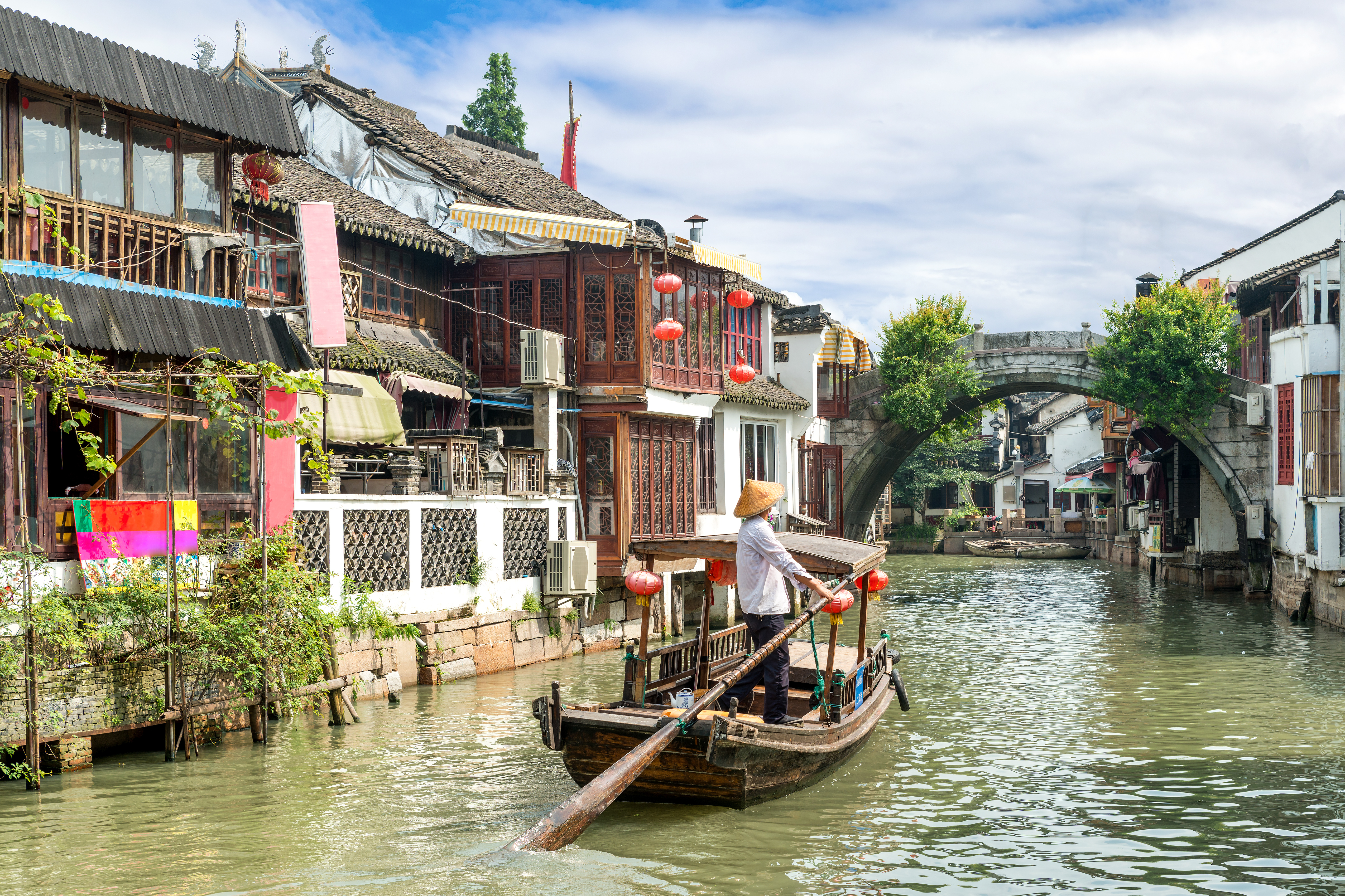 Rolig bådtur gennem de smukke kanaler i Zhujiajiao vandby nær Shanghai med historisk arkitektur