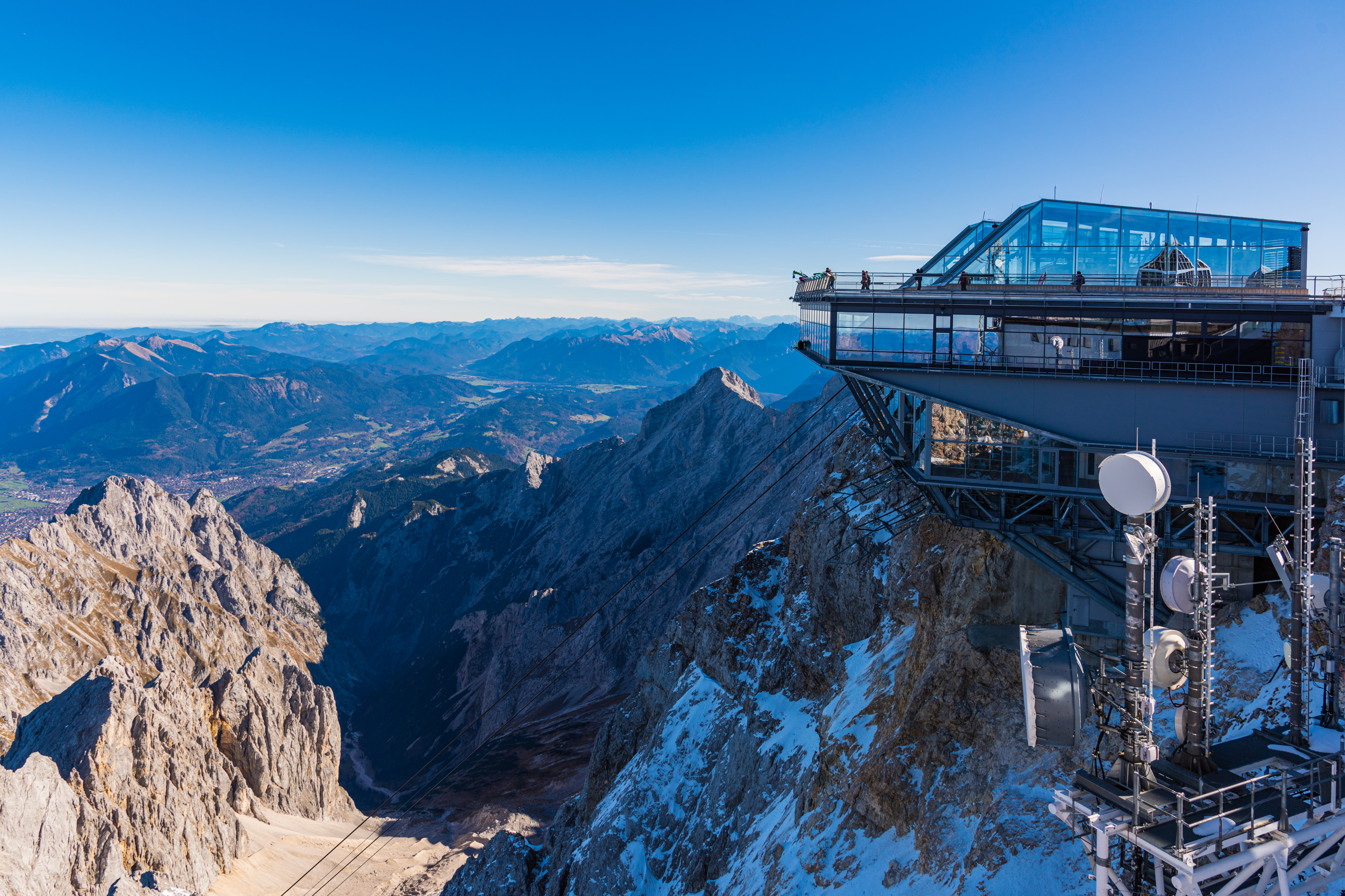 Tysklands højeste bjerg Zugspitze med imponerende observationsplatform og 360 graders panoramaudsigt over alperne