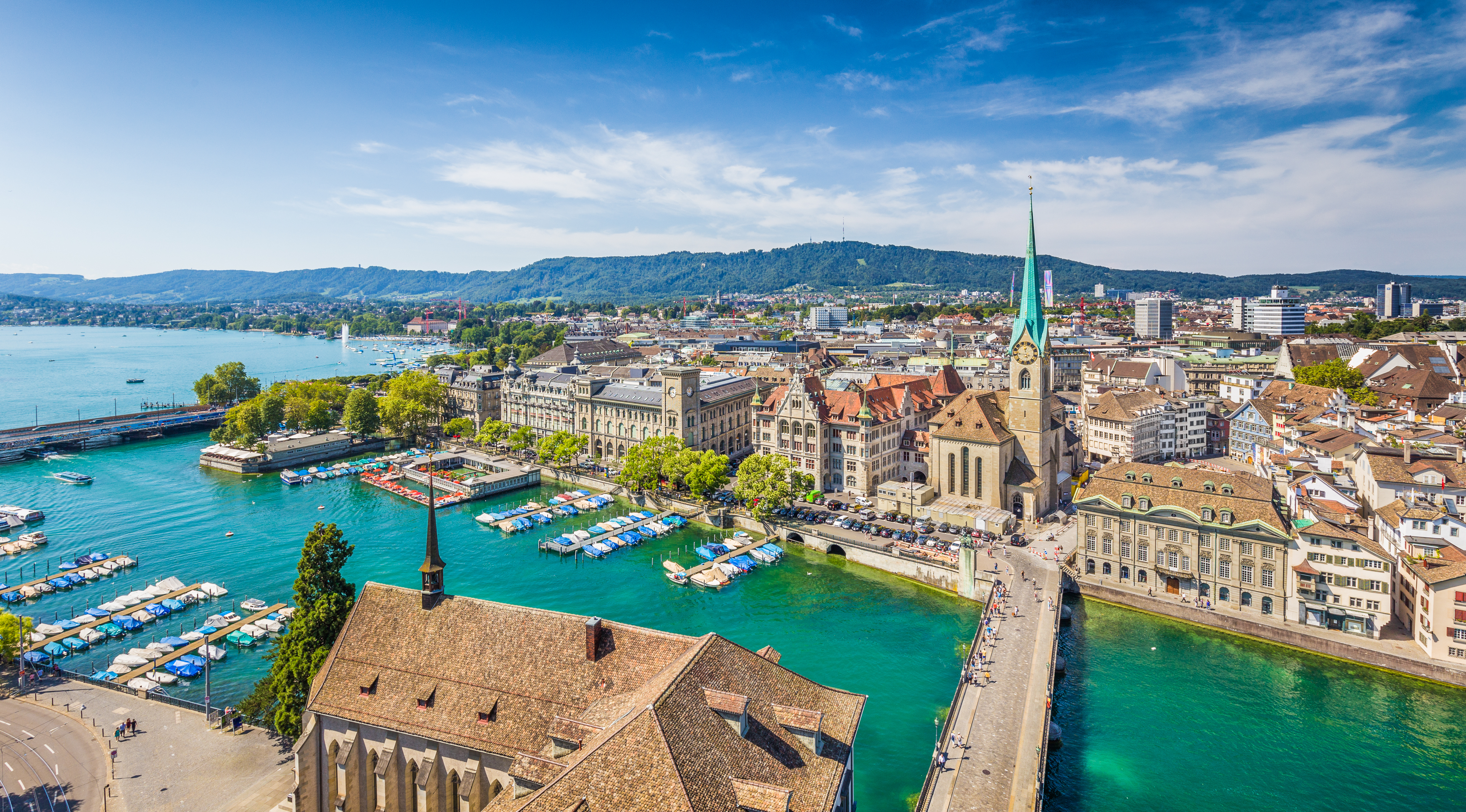 Spektakulær luftfoto af Zurich med marina, kirketårne og Zurich-søen